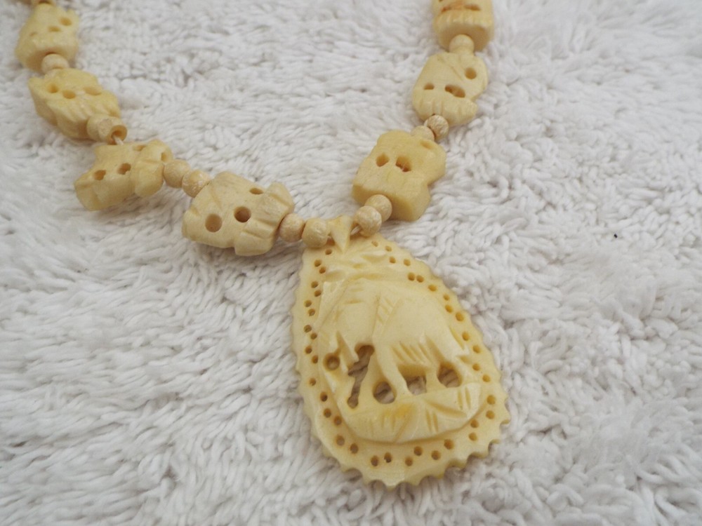Carved Resin Elephant Pendant Necklace (J43)