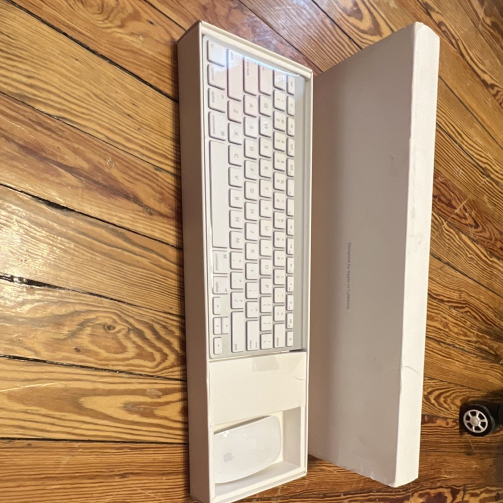 Apple Wireless Keyboard QWERTY English & Magic Mouse Bundle - White