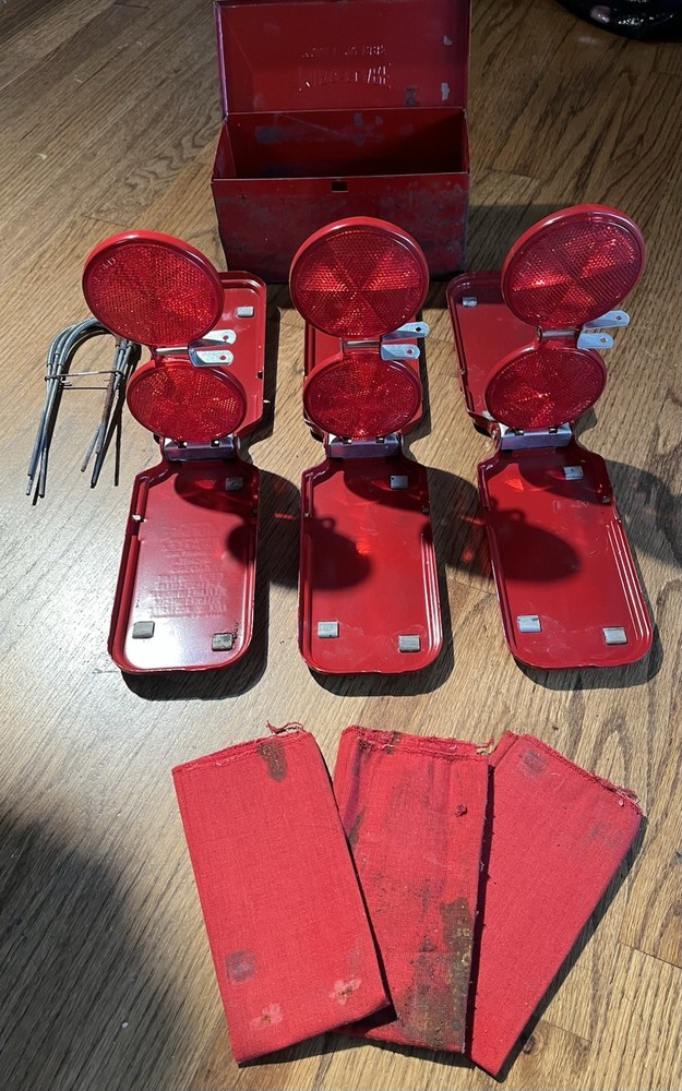 3 VINTAGE MICRO-FLARE MICRO-FLEX ROADSIDE EMERGENCY REFLECTORS & CASE