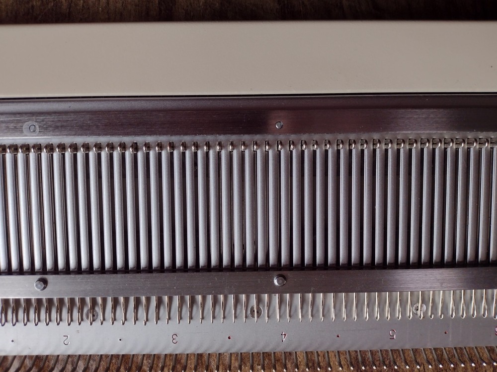 Studio SR302 Ribbing Attachment (Ribber)