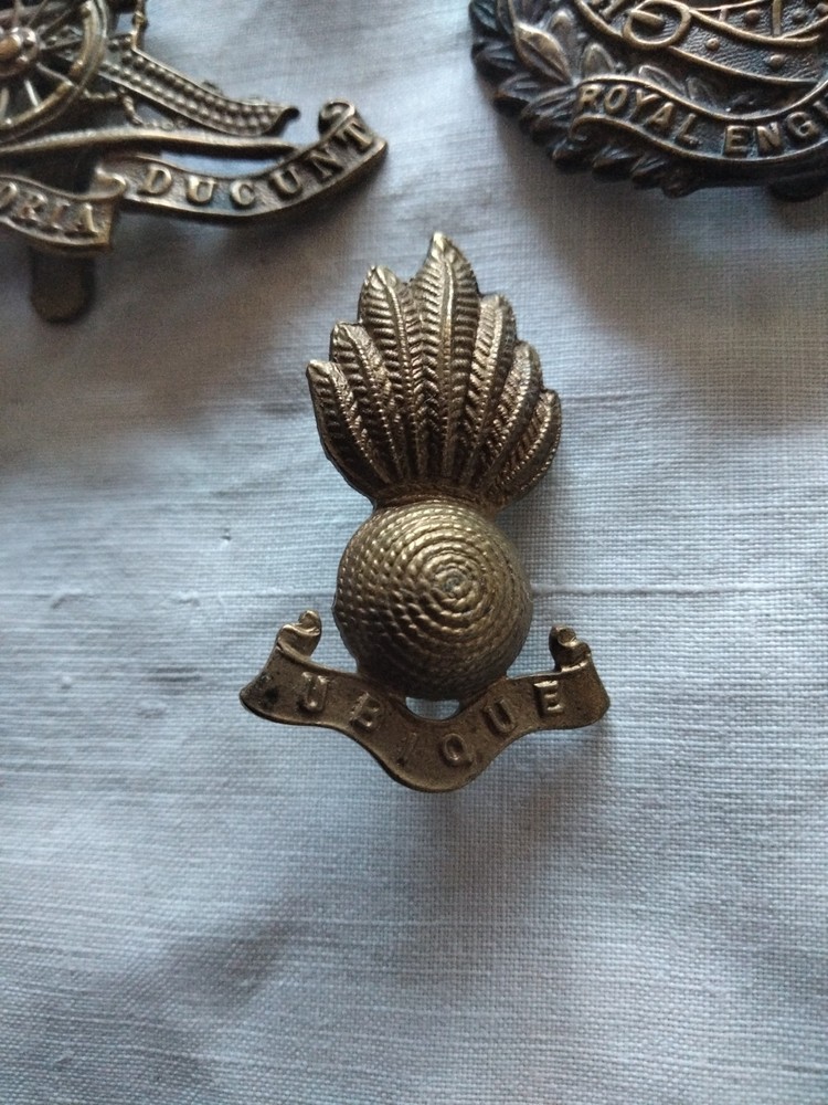 4x BRITISH MILITARY HAT BADGES