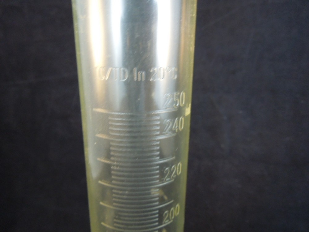 GRADUATED PLASTIC MEASURING CYLINDER 250ml Volume 2ml Measuring Increments