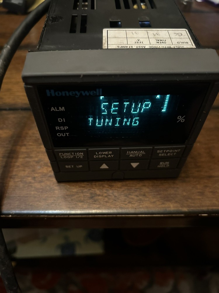 HONEYWELL DC330 Temp Controller. Model DC330B-EE-000-20-000000-00-0