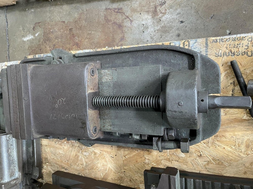 8" MACHINE MILLING VISE MOUNTED ON A ROTATING BASE