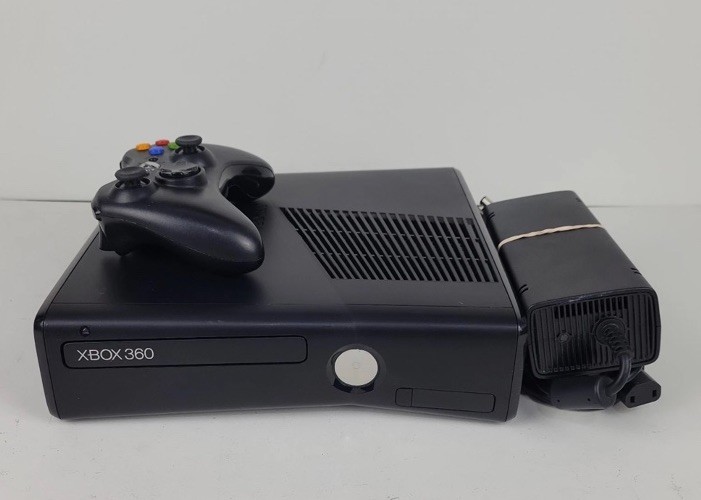 Microsoft Xbox 360 S 320GB Console Wi-Fi Capability Black with Controller