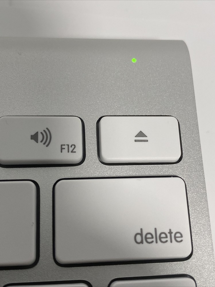 Apple Wireless Bluetooth Magic Keyboard Model No. A1314 - Tested, Working Silver