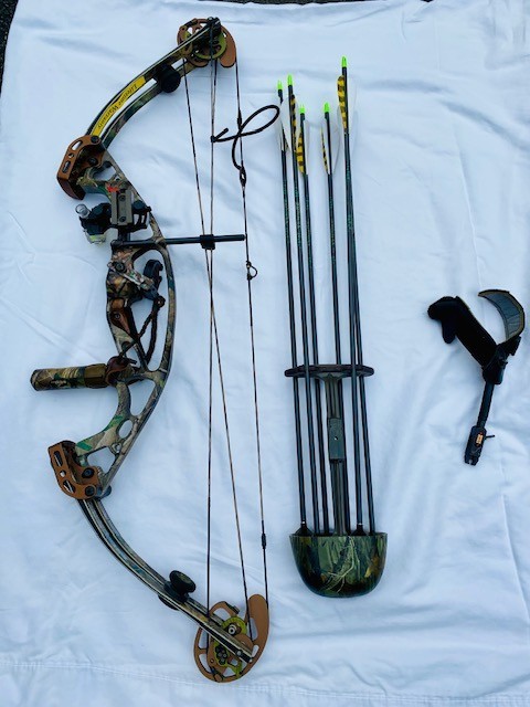 HOYT VT2000 Ultra Tech compound bow - Left Hand. Pre-owned Excellent condition.