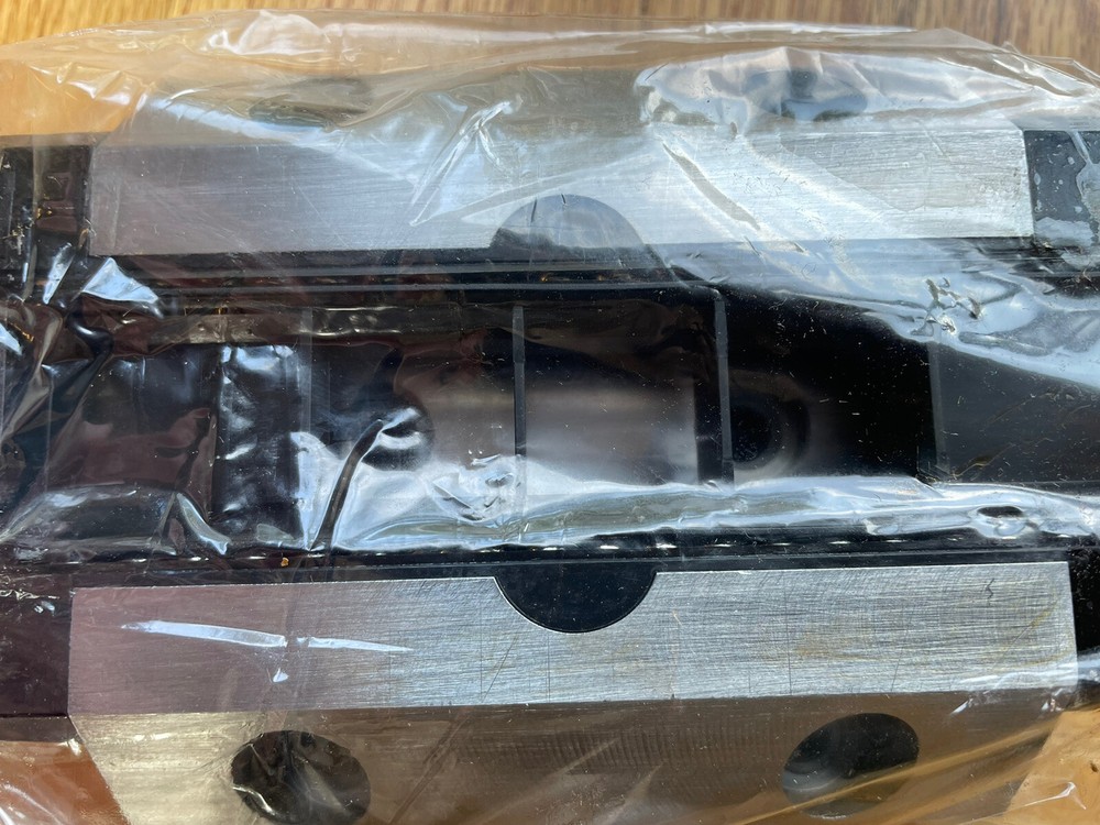 BOSCH REXROTH R165332220 LINEAR BEARING - NEW