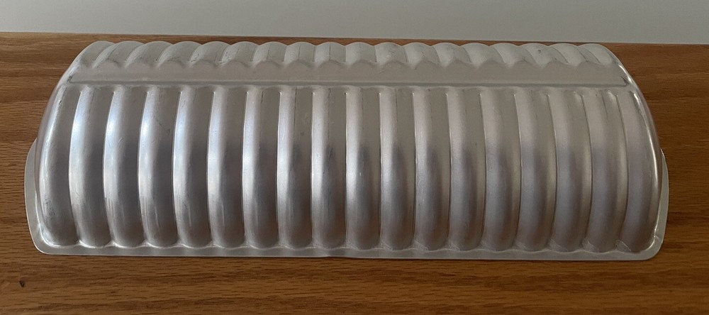 Scandinavian Scalloped Almond cake pan