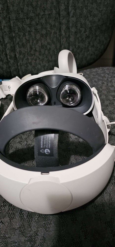 Quest 2 Headset With Battery Pack Working