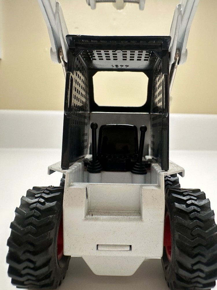 Bobcat 743B Skid-Steer Loader Clover 1:19 Scale Model