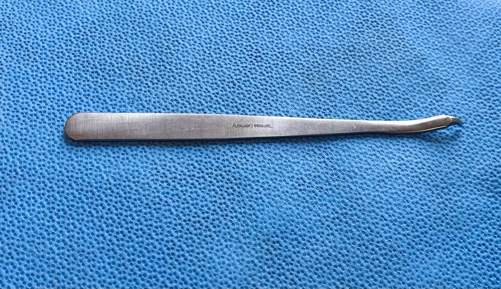 Zimmer Mini-Hohmann Retractor, 6 mm, Ref # 3088-20.