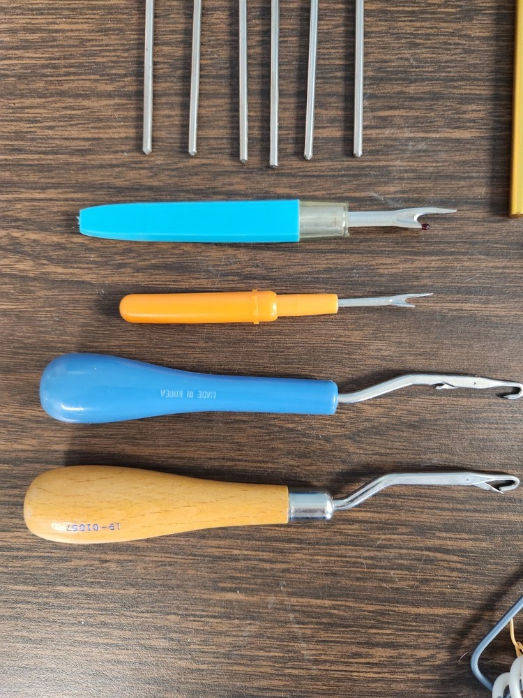 Vintage Crochet Tools 22 Pieces Various Sizes