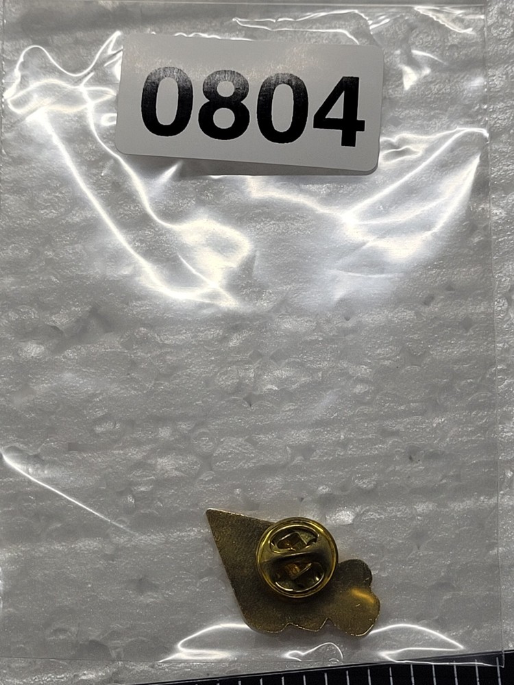 HEARTS AS NOTES HAT LAPEL PIN PIN BACK USED (I0804)