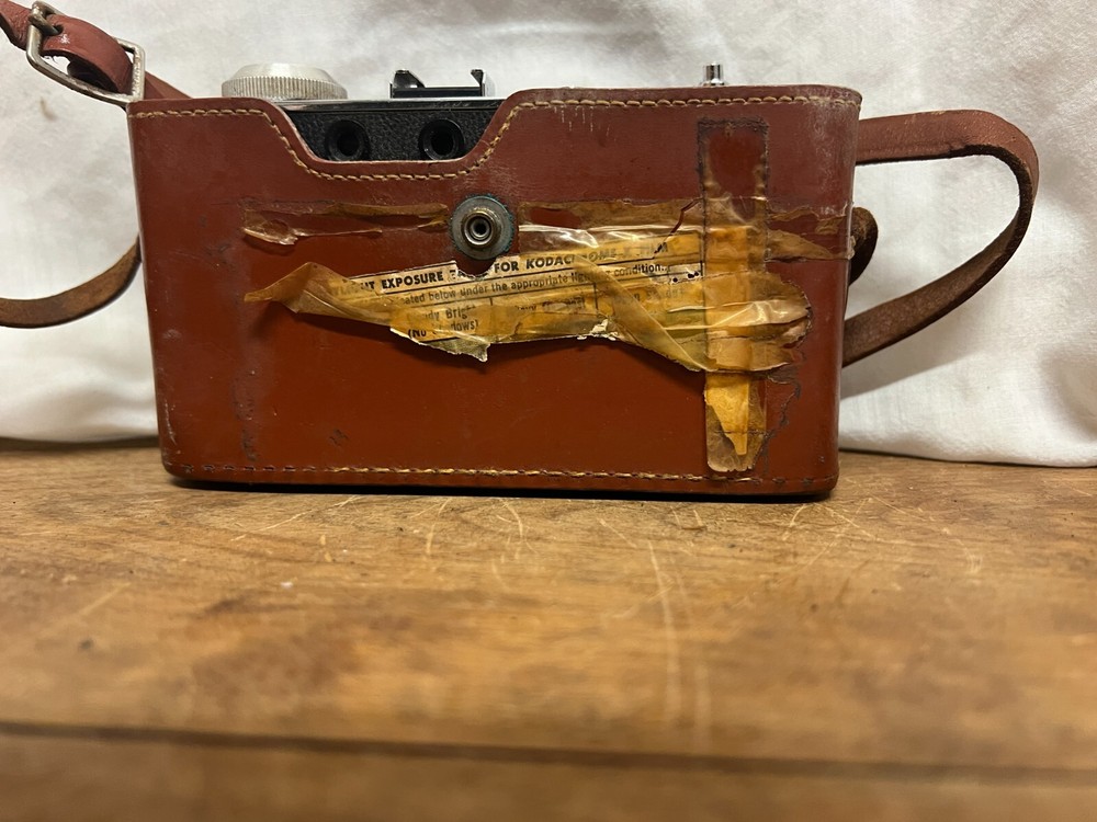 - VINTAGE UNTESTED - Argus C2 Range Finder Camera with Leather Case