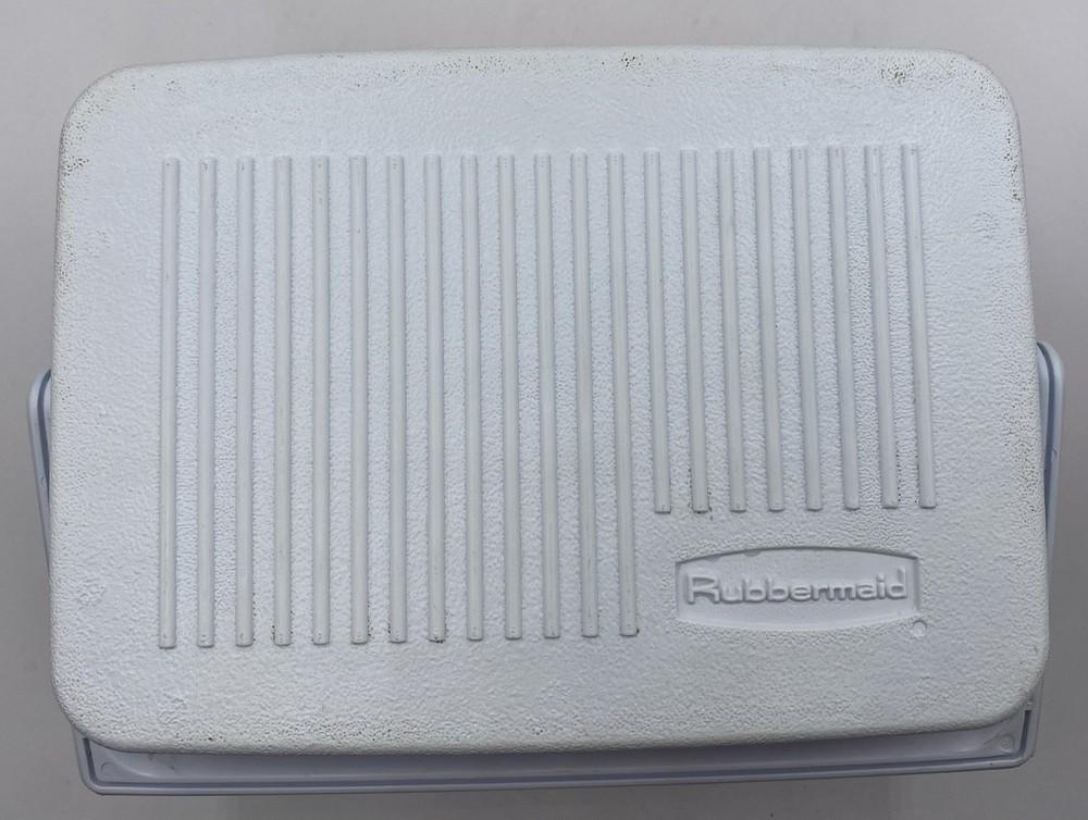 Rubbermade 5 Qrt Personal Size Red & White Handled Cooler Model 2905
