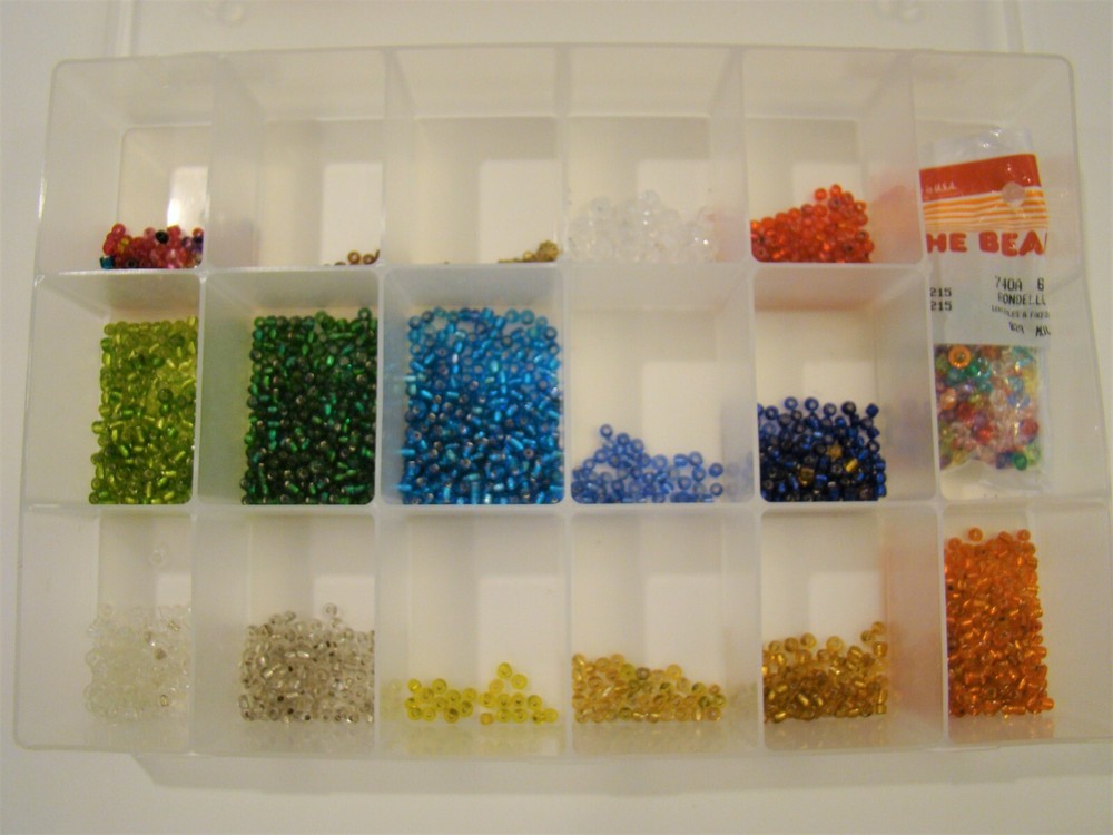UNIEK: Plastic 17 Compartment Storage Container - includes tiny assorted beads