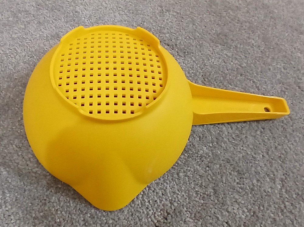 Tupperware 7" Yellow 1 Quart Strainer Colander With Handle #1200 EUC