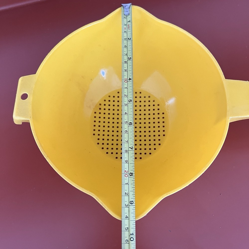 Vintage Tupperware Colander Strainer w/ Handle Yellow Quart Double Pour