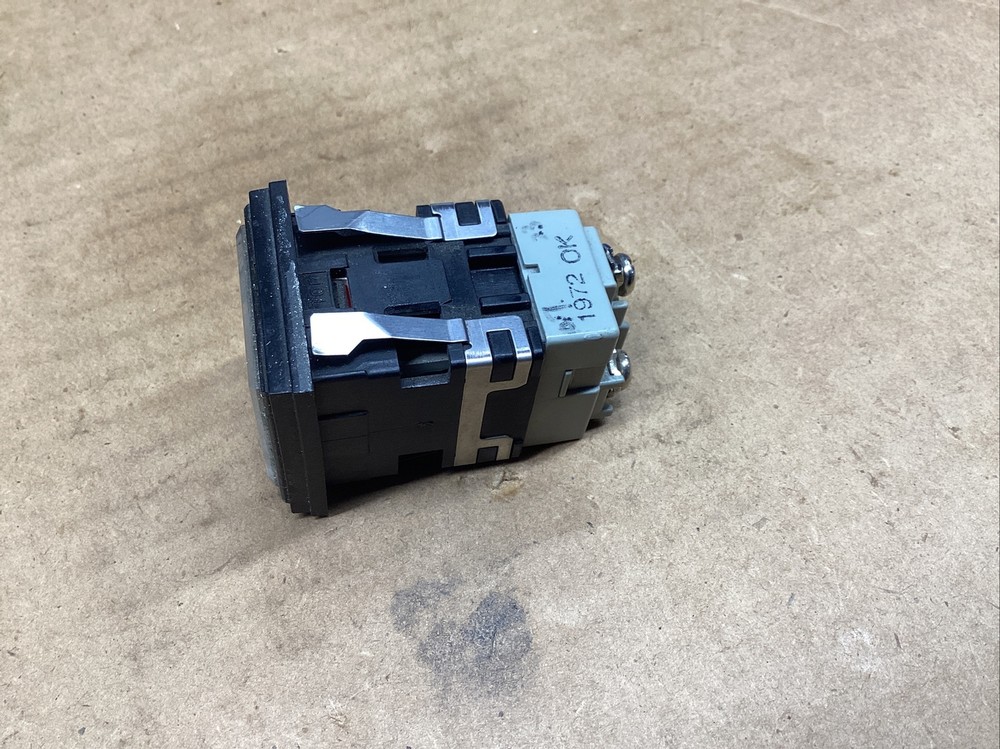 SQUARE IDEC PRIMARY MACHINE LIGHT #805M25