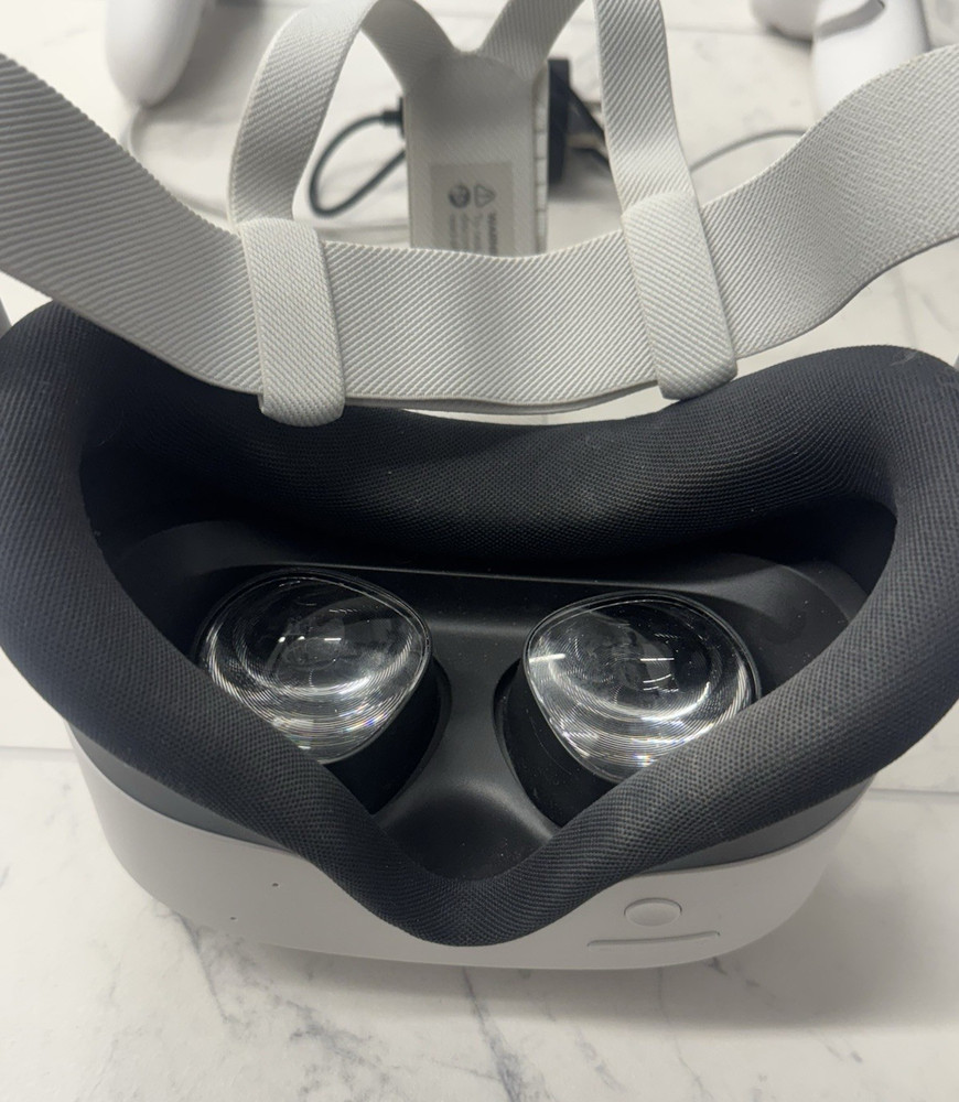 Meta Oculus P97 With Controllers