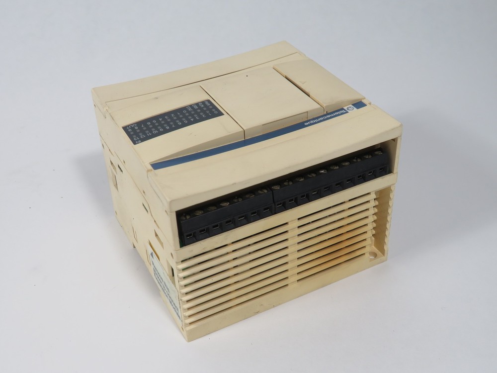 Schneider Electric TWDLCAA24DRF Compact Base Controller DISCOLORATION USED