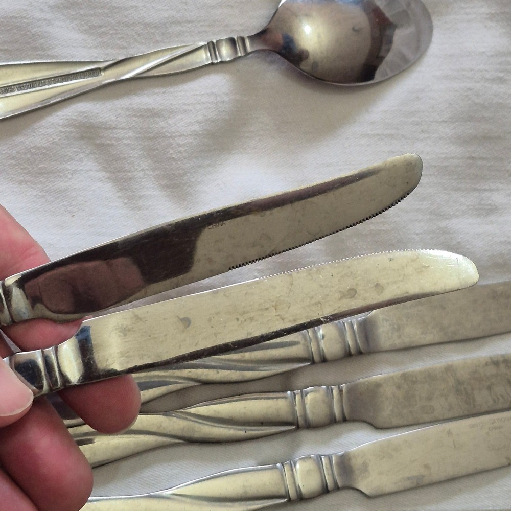 Modern Twist Flatware By International Silver 26 pieces