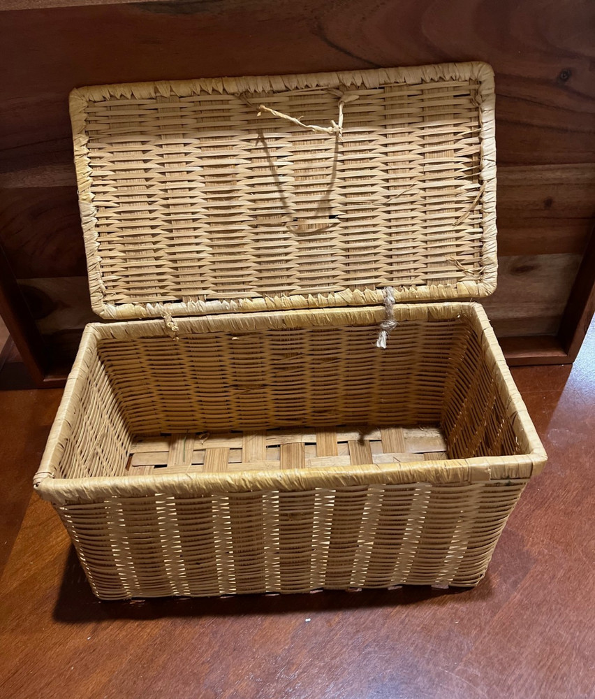 Vintage Wicker Storage Basket with Hinged Lid – Rectangular Organizer 10x5.5x5