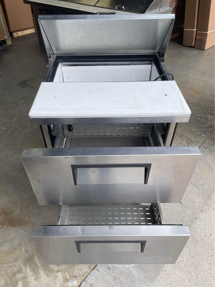 TRUE 27" Sandwich/Salad Prep Table w/ Refrigerated Base