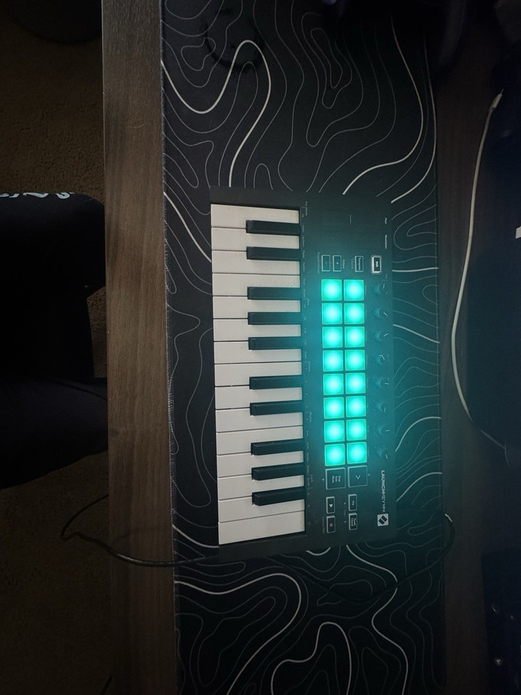 Novation Launchkey Mini 25-Key MIDI Keyboard with cable