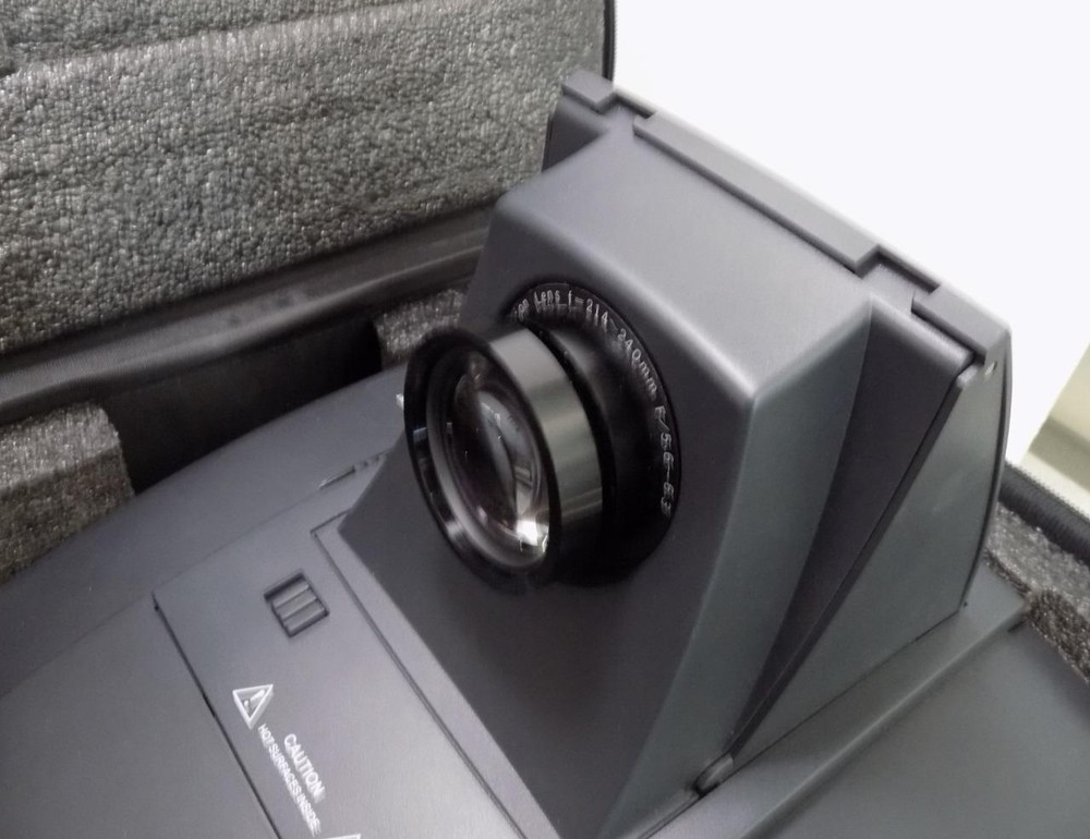 Lightware Viewpoint 100 LCD Projector w Case & Logitech R-RB5 Presenter