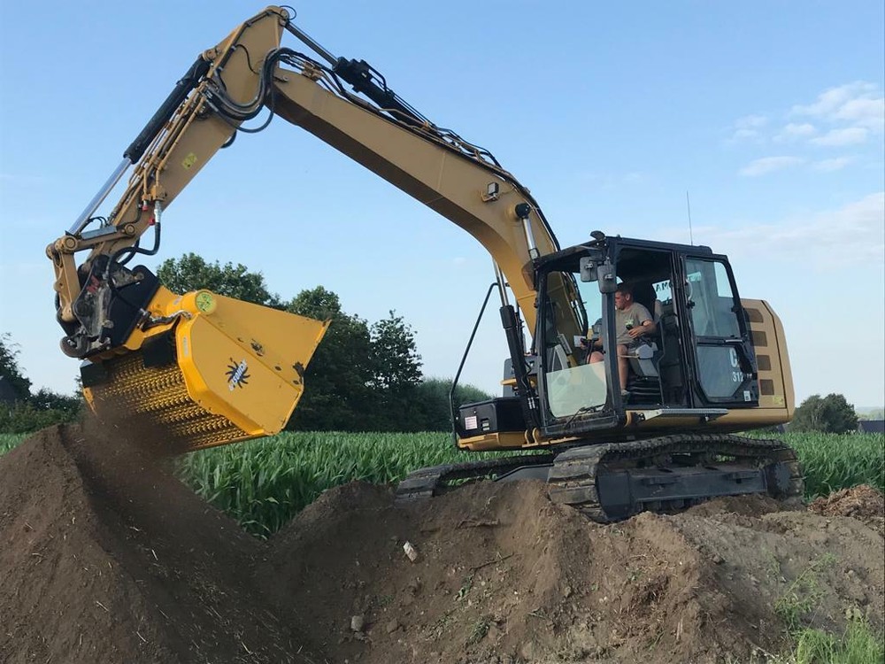 fast, efficient backhoe screening bucket