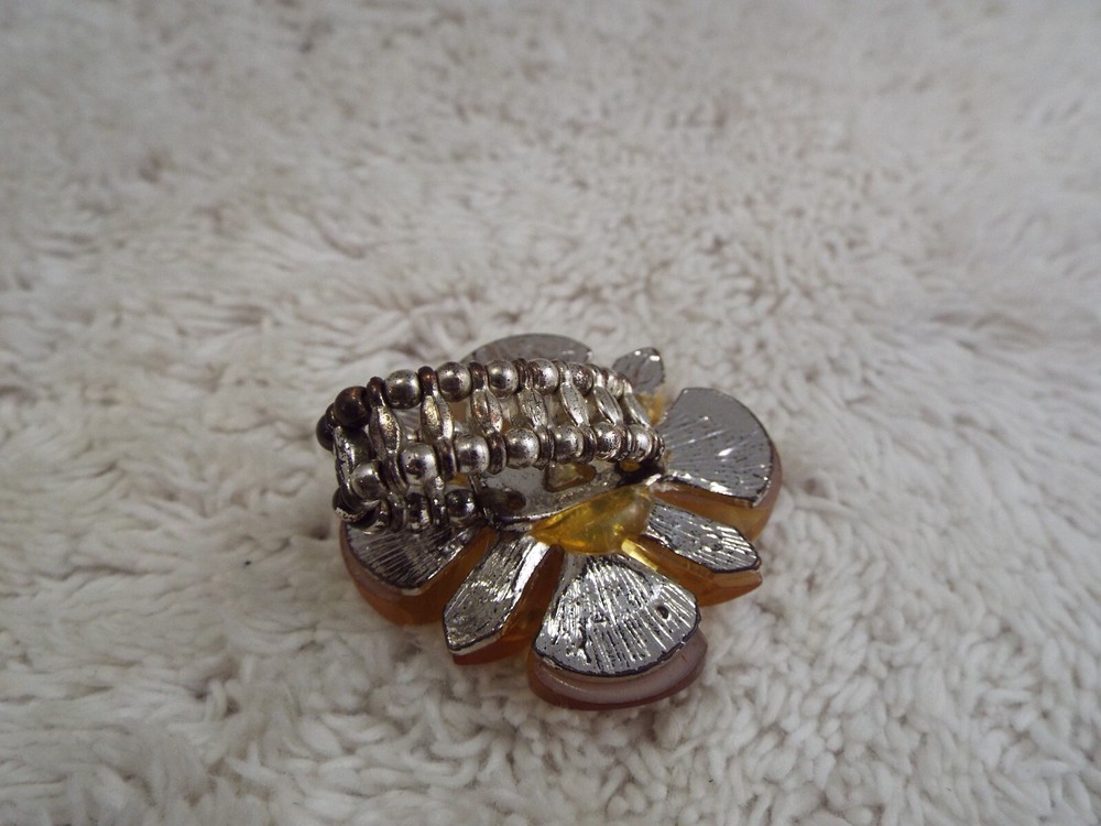 Yellow Flower Ring ~ Stretchband Size 6-10 (A79)