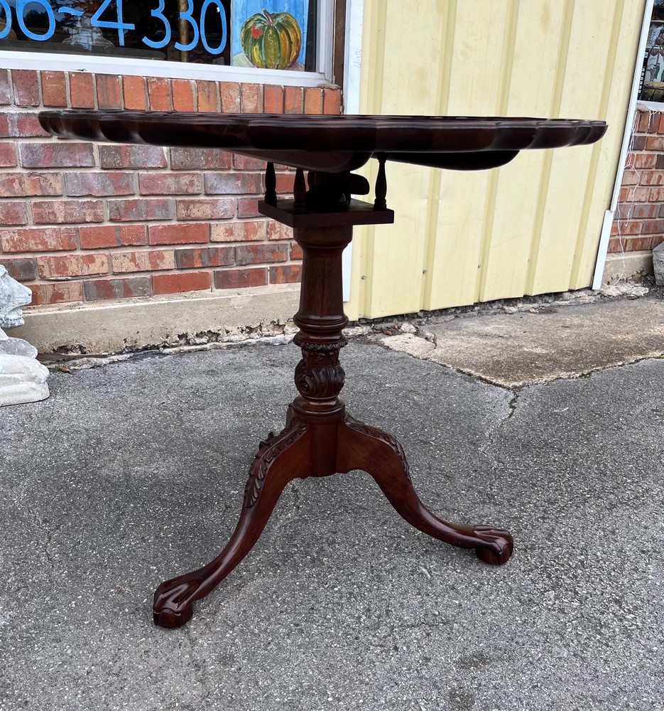 Craftique tilt-top pie crust table