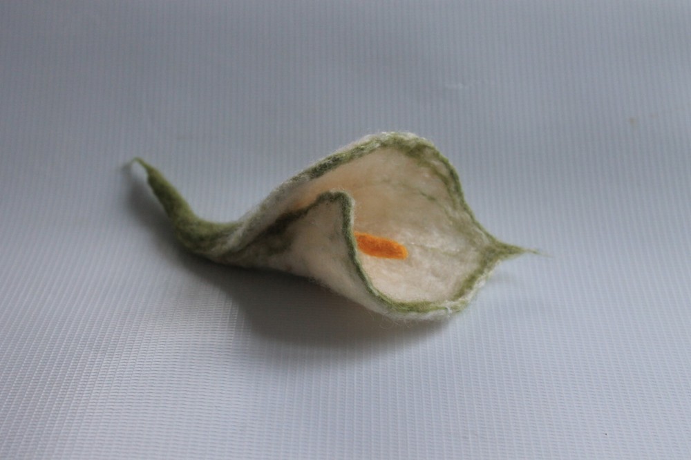 Brooch flower white calla / wool / pin / Handmade