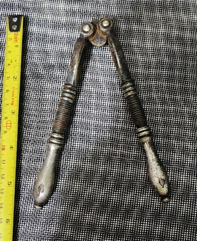 ANTIQUE DOUBLE HINGED WELL-WORKING DISTRESSED SOLID CAST IRON NUT CRACKER 💪🌰