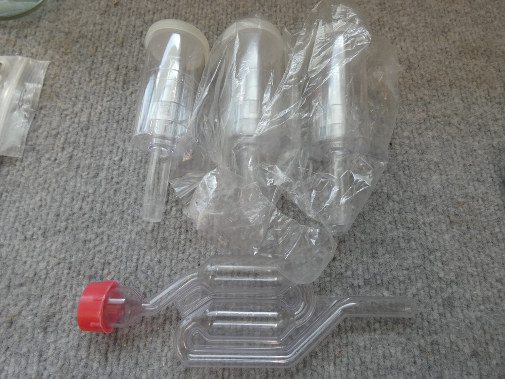 HOME BREW BREWING LOT 4 PIECE AIR LOCKS