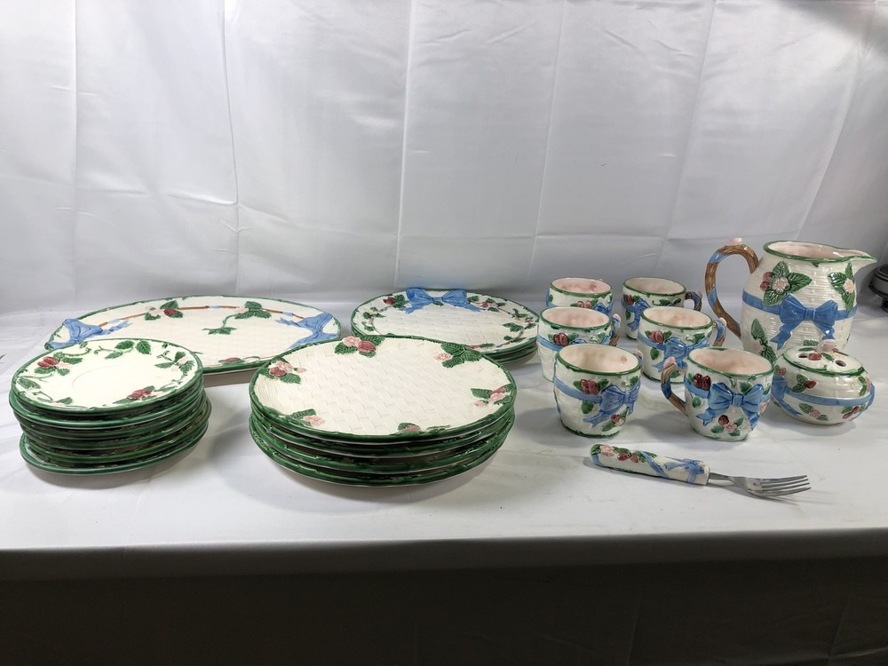 Haidon Group Strawberry Basket Ceramic Dinnerware Pitcher Cups Plates 1986 22Pc