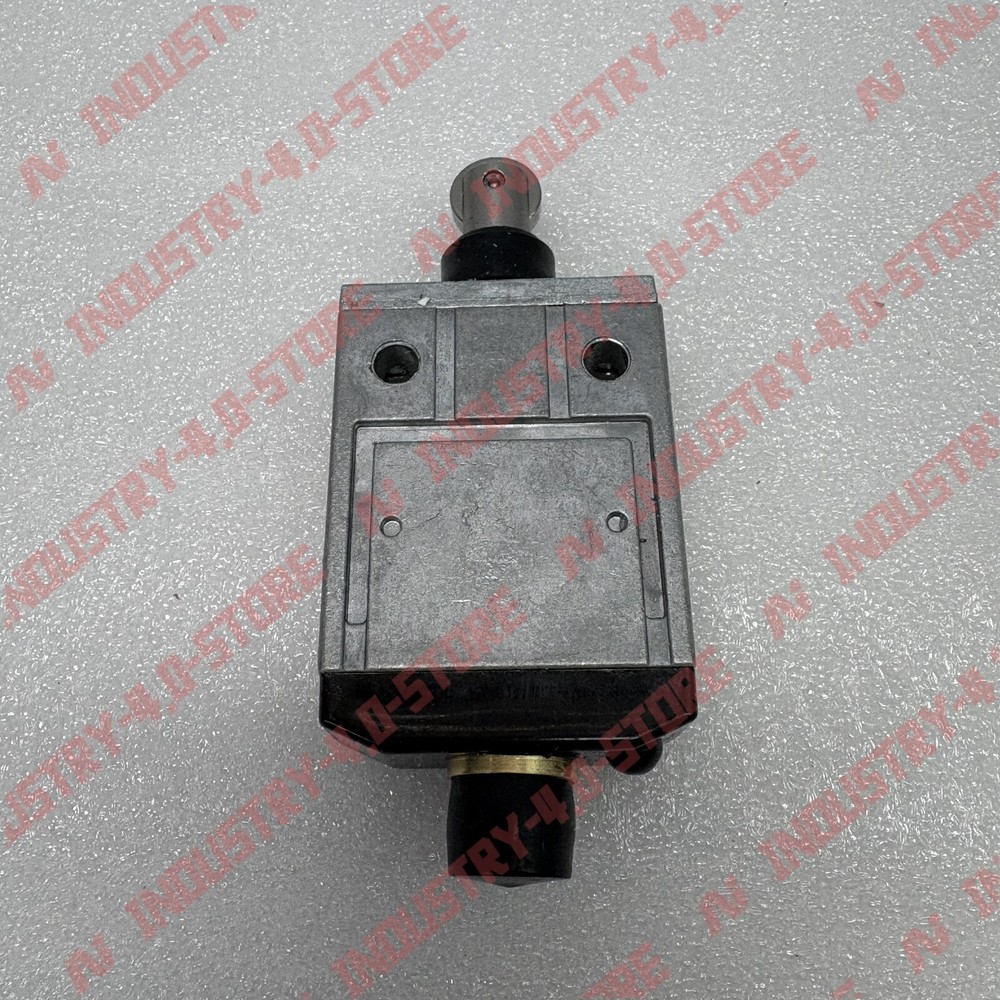 1PCS New Omron D4CC-3032 Limit Switch