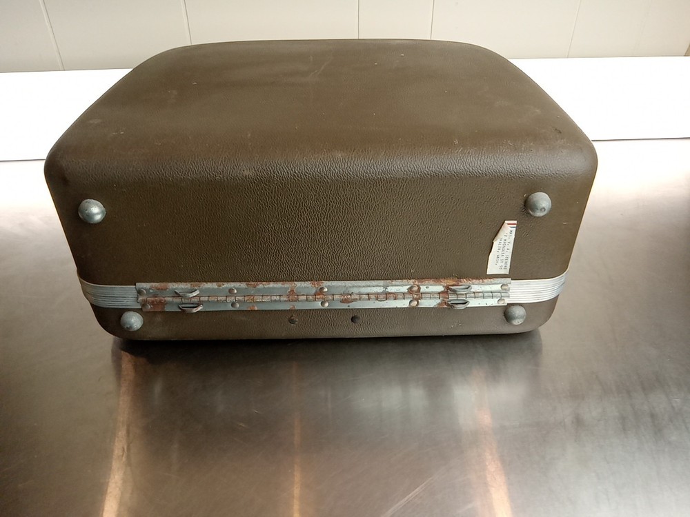 SINGER SCHOLASTIC BEIGE MANUAL TYPEWRITER AND CASE