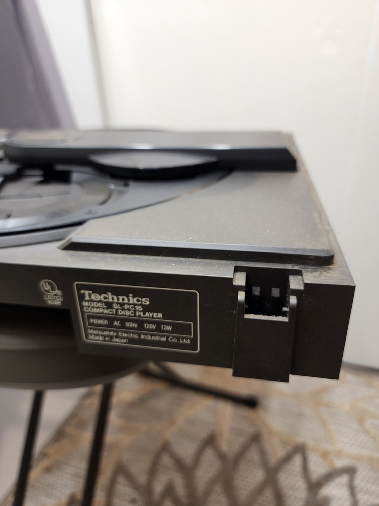Technics 5 Dics is a multi compact displayer,No Plug