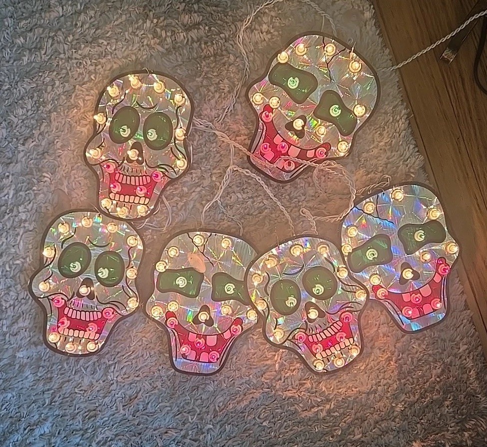 Halloween  String Up Lighted Skulls Decoration Working