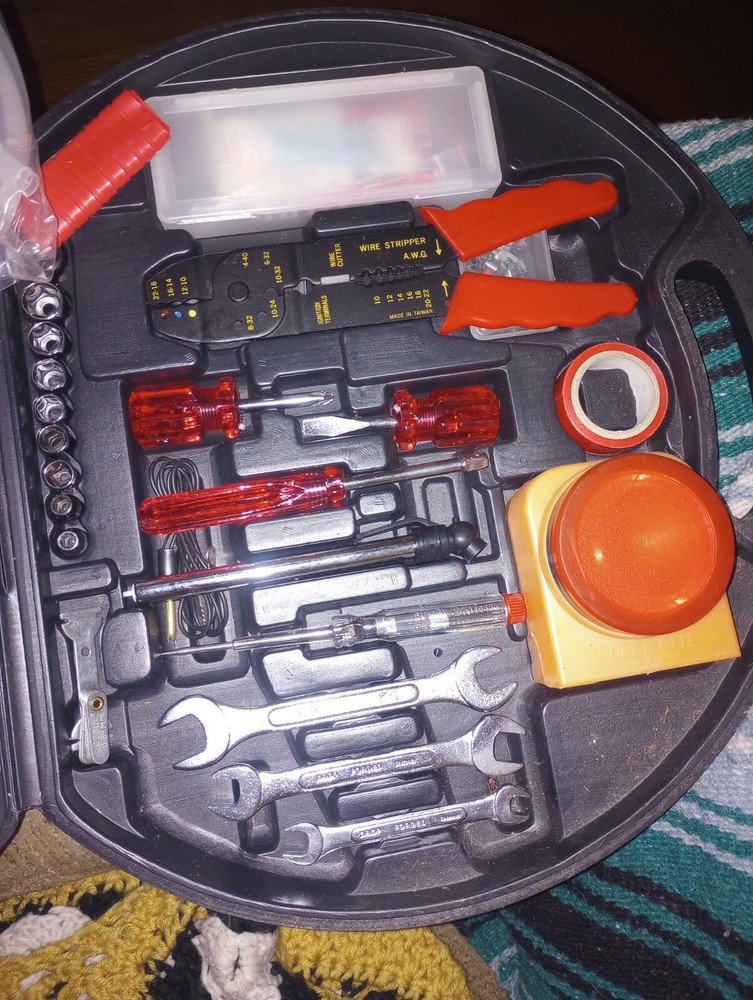 CAR TRUCK VEHICLE AUTO EMERGENCY BREAKDOWN KIT