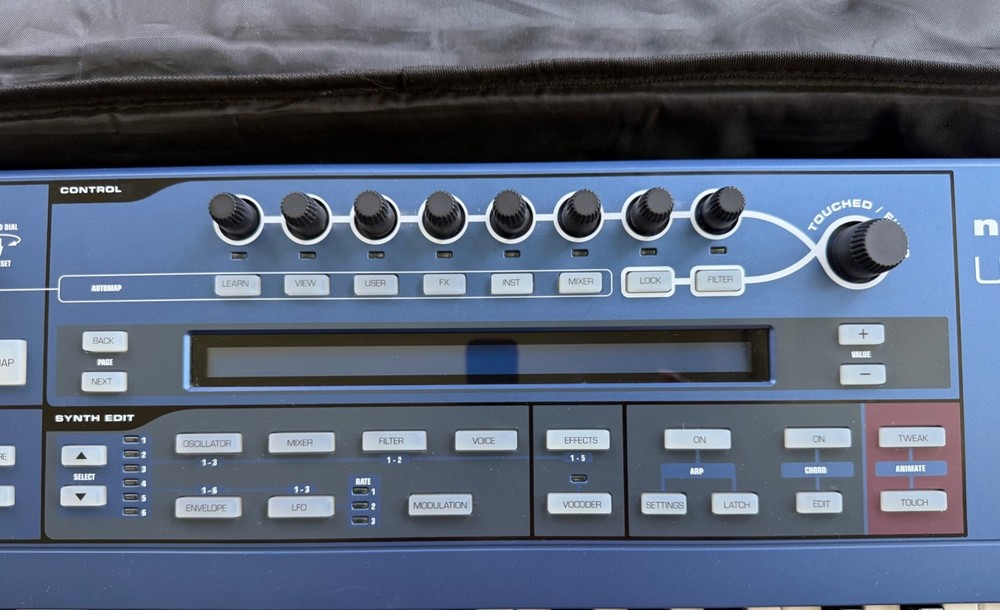 Novation UltraNova 37-Key Synthesizer- Vocoder Mic + Soft Case + USB – Excellent