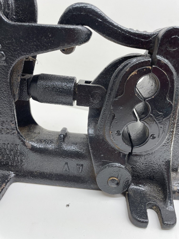 Antique Pipe Clamp- HG Butt MFG Co.- Smoothgrip No 1/2