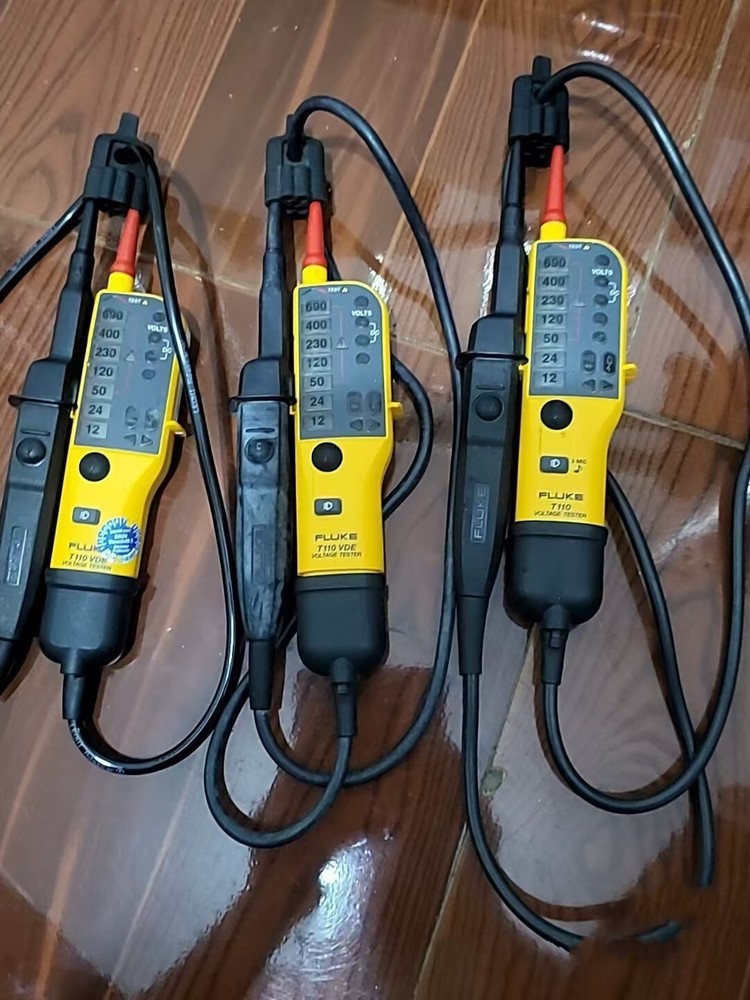 1PCS Used Fluke Voltage Tester T110