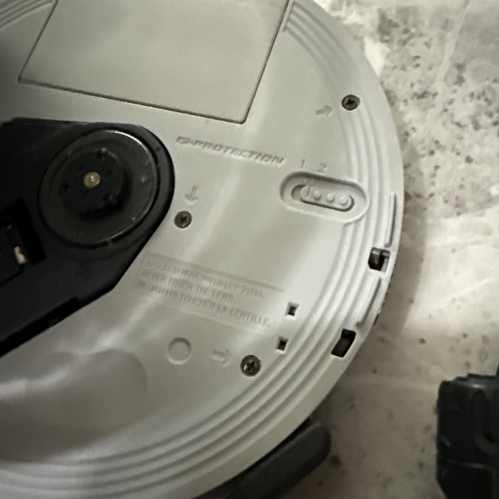 Sony Walkman CD D-NE715 - Atrac3plus. Fully working controller included