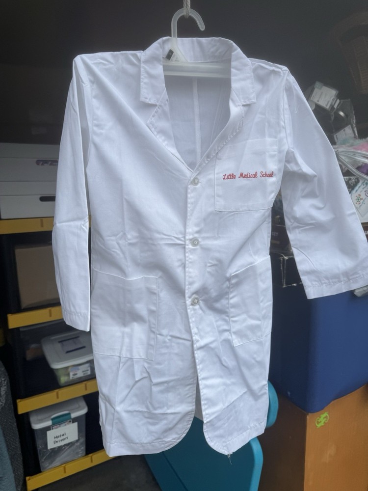 Children’s white lab coat. SIZE 6/8