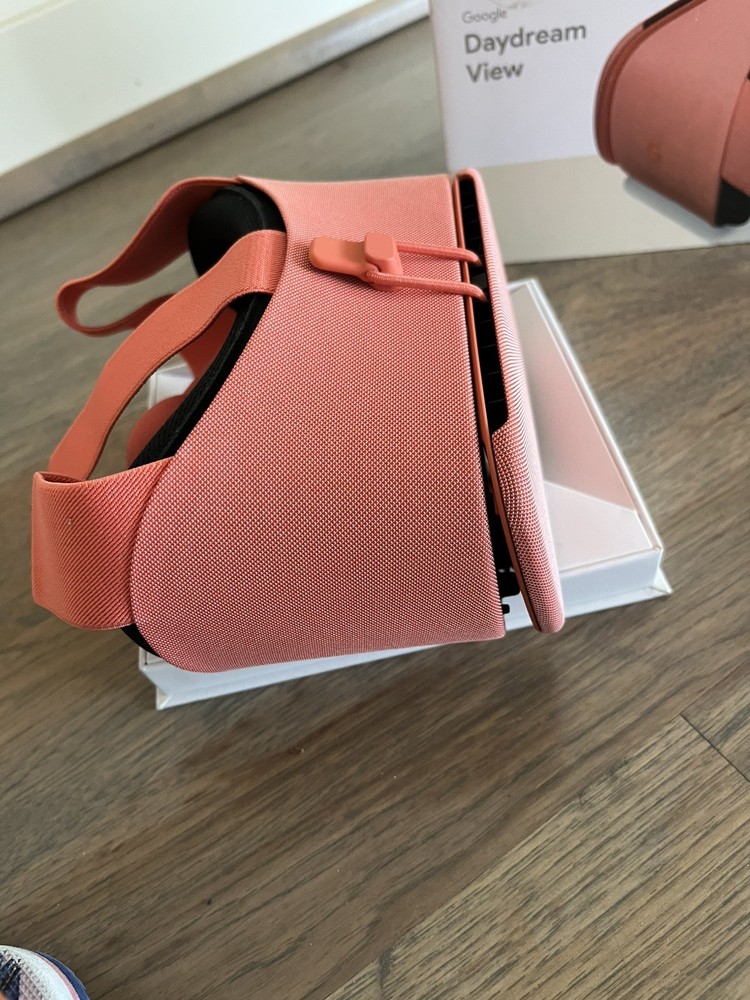 Google Daydream View Virtual Reality Headset VR w/Controller