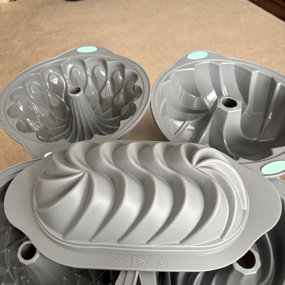 Silicone Bakeware Set - 6 Cake Molds Plus Measuring Cups & Spoons